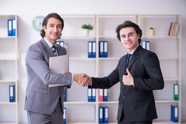 Spotkanie dwóch młodych biznesmenów w biurze — Zdjęcie stockowe