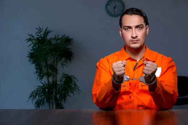 Un joven convicto sentado en un cuarto oscuro —  Fotos de Stock