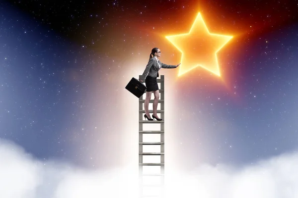 Empresária buscando estrelas no conceito de sucesso — Fotografia de Stock