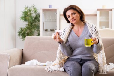 Hasta orta yaşlı kadın evde acı çekiyor.