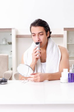 Genç yakışıklı adam banyoda.