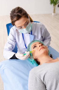 Kadın estetik plastik ameliyat için hazırlanıyor