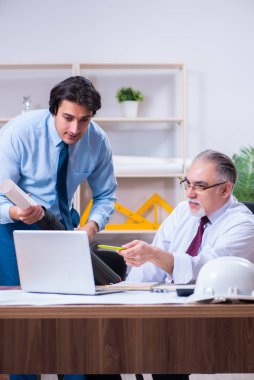 İki mimar proje üzerinde çalışıyor.