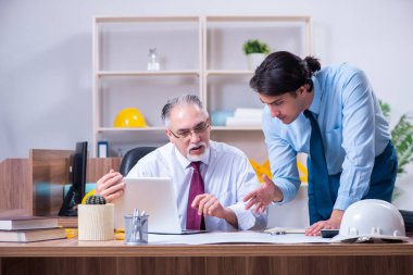 İki mimar proje üzerinde çalışıyor.