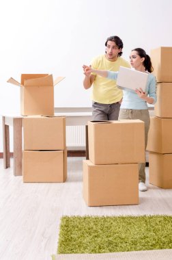 Genç çift yeni bir yere taşınıyor.