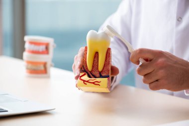 Klinikte çalışan erkek doktor stomatolojisti.