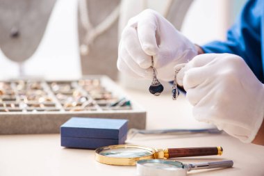 Genç kuyumcu atölyesinde çalışıyor.