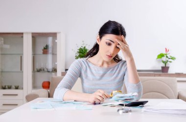 Bütçe planlama konseptinde genç kadın