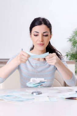 Bütçe planlama konseptinde genç kadın