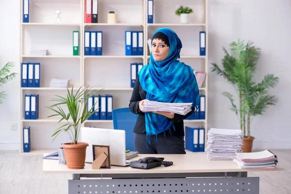 Vrouwelijke werknemer in hijab op kantoor — Stockfoto