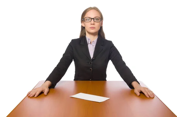 Γυναίκα υπάλληλος κάθεται σε μακρύ τραπέζι απομονωμένη σε λευκό — Φωτογραφία Αρχείου