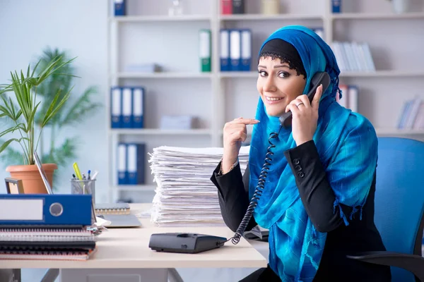 Kvinnlig anställd i hijab som arbetar på kontoret — Stockfoto