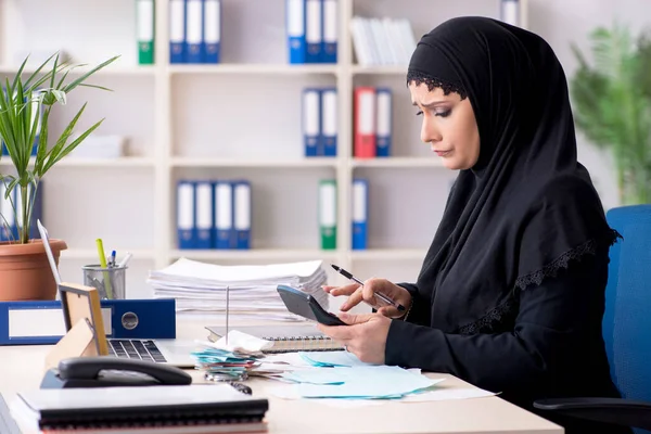 Vrouwelijke werknemer boekhouder in hijab werken in het kantoor — Stockfoto