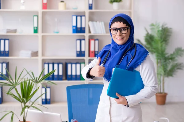 Médica em hijab a trabalhar no hospital — Fotografia de Stock