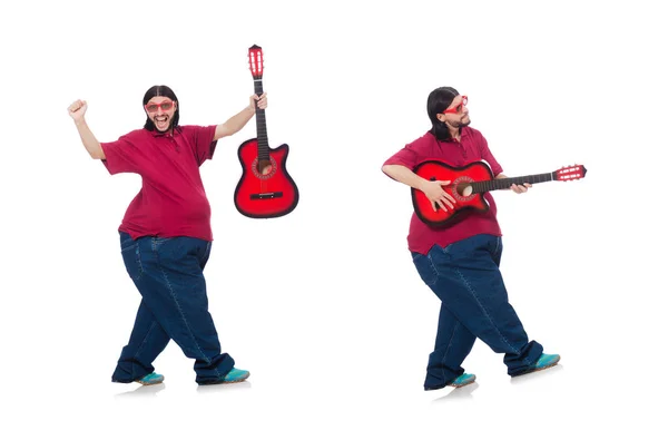 Tlustý muž s kytarou izolovaných na bílém — Stock fotografie