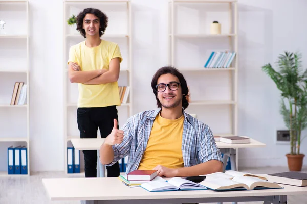 Dois estudantes do sexo masculino em sala de aula — Fotografia de Stock