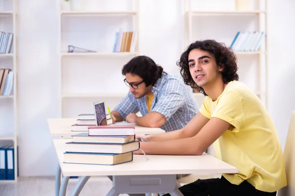 Due studenti maschi in classe — Foto Stock