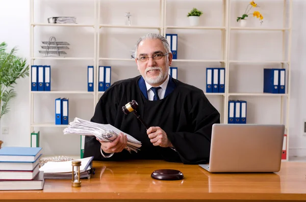 Aged lawyer working in the courthouse — Stock Photo, Image