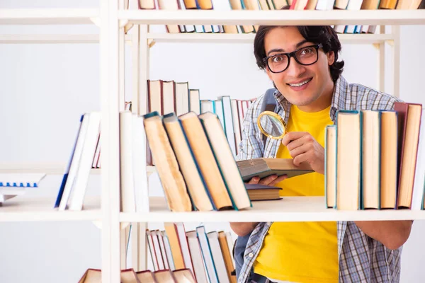 Studente maschio che si prepara per gli esami in biblioteca — Foto Stock