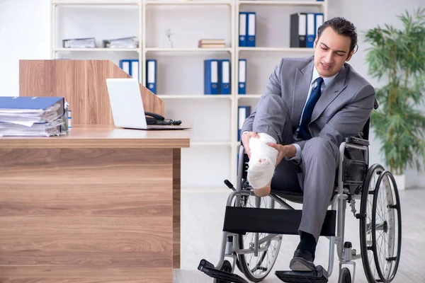 Empregado masculino em cadeira de rodas no escritório — Fotografia de Stock