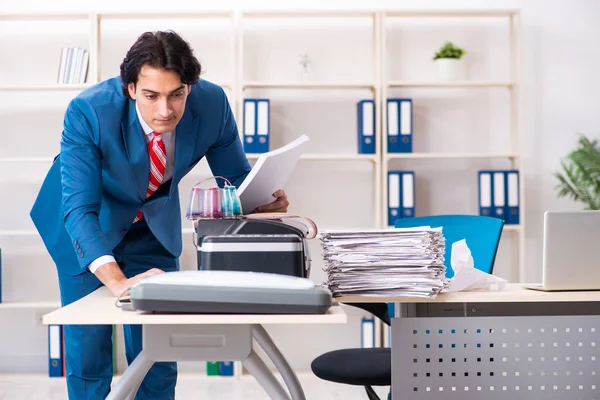 Young employee making copies at copying machine — Stock Photo, Image