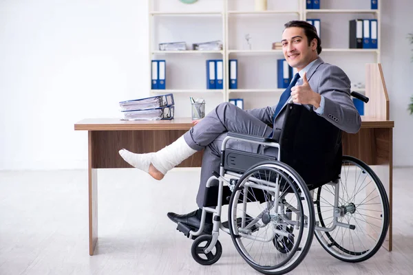 Männlicher Mitarbeiter im Rollstuhl im Büro — Stockfoto