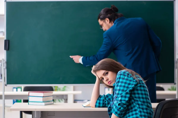 Joven profesor guapo y alumna en el aula — Foto de Stock