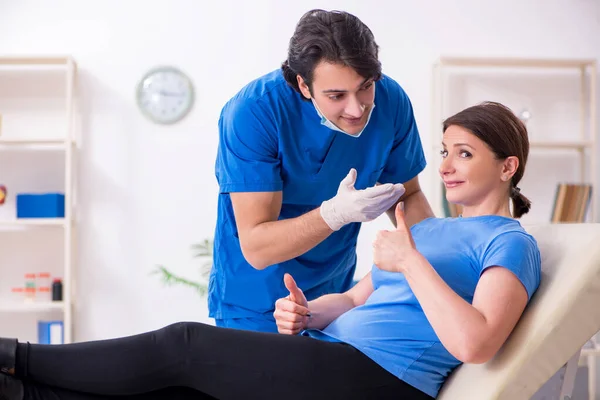 Mulher visitando médico masculino para cirurgia plástica — Fotografia de Stock