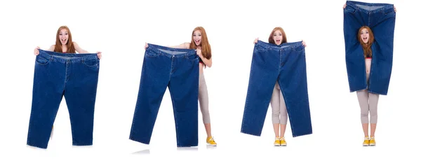 Женщина в концепции диеты с большими джинсами — стоковое фото