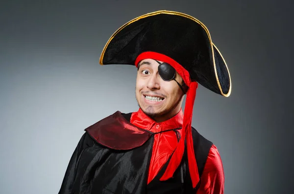 Uomo pirata contro sfondo scuro — Foto Stock