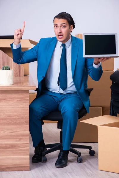 Молодого привлекательного бизнесмена увольняют с работы — стоковое фото
