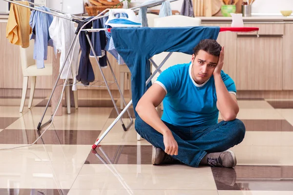 Jongeman man doet kleding strijken thuis — Stockfoto