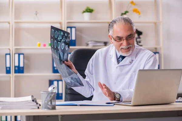 Aged male doctor radiologist in the clinic — Stock Photo, Image