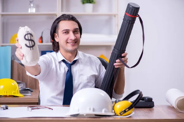 Jovem arquiteto masculino que trabalha no escritório — Fotografia de Stock