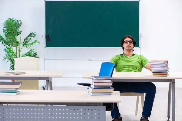 Joven estudiante masculino frente al tablero verde —  Fotos de Stock