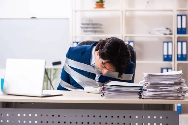 Jeune employé masculin attaché dans le bureau — Photo