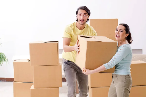 Junges Paar zieht in neue Wohnung — Stockfoto