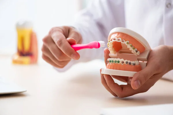 Männlicher Arzt Stomatologe arbeitet in der Klinik — Stockfoto