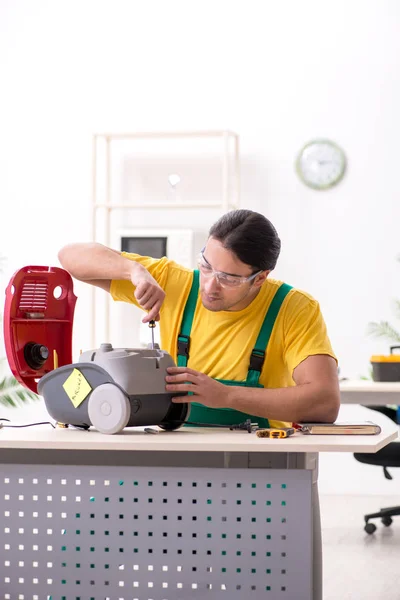 Hombre reparador reparación de aspiradora — Foto de Stock