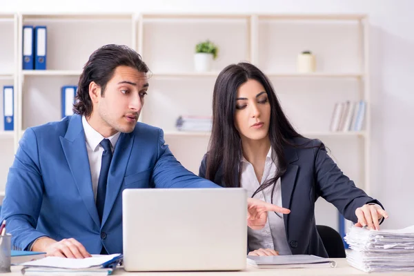 Two employees working in the office — Stock Photo, Image