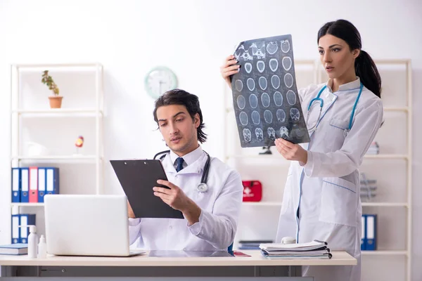 Twee jonge artsen die in de kliniek werken — Stockfoto