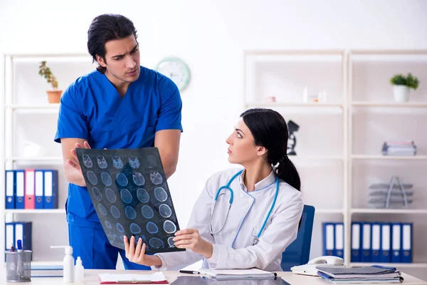 Zwei junge Ärzte arbeiten in der Klinik — Stockfoto