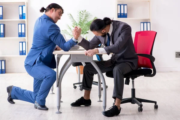 Two male colleagues in the office — Stock Photo, Image