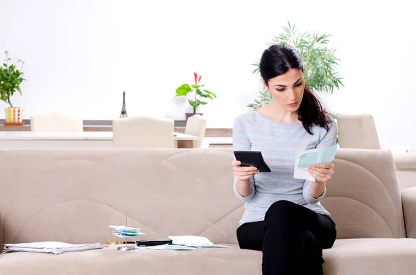 Mujer joven en concepto de planificación presupuestaria — Foto de Stock