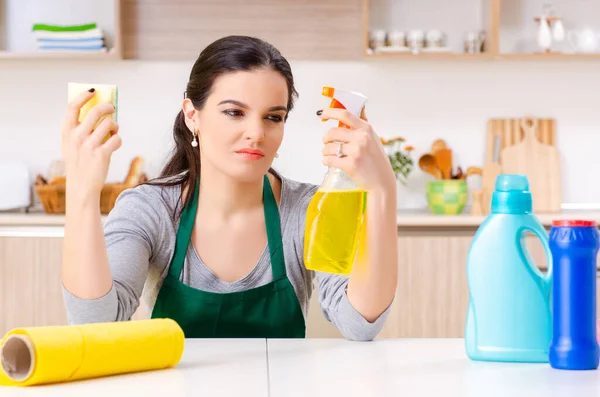 Jonge vrouwelijke aannemer doet huishoudelijk werk — Stockfoto