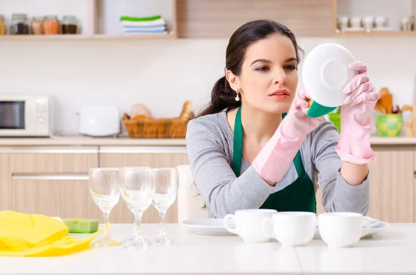 Ung kvinnlig entreprenör som utför hushållsarbete — Stockfoto