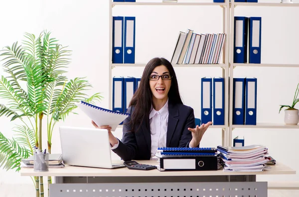 Młoda bizneswoman siedzi w biurze — Zdjęcie stockowe