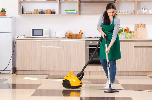 Jonge vrouwelijke aannemer doet huishoudelijk werk — Stockfoto