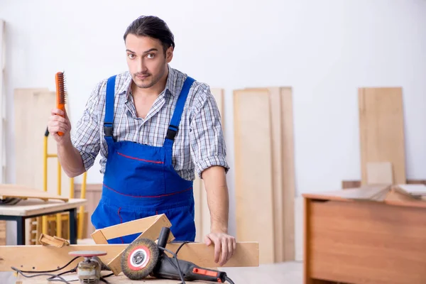 Joven carpintero masculino trabajando en interiores — Foto de Stock