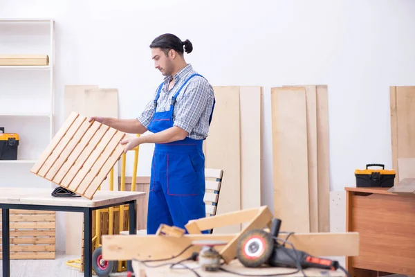 Joven carpintero masculino trabajando en interiores — Foto de Stock